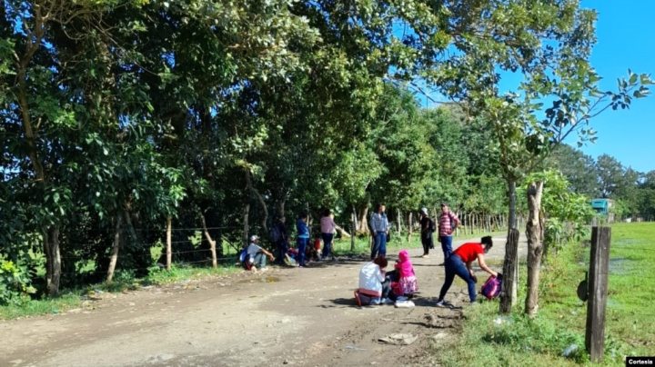 Grupos de personas asistidos por personal del Instituto Guatemalteco de Migración