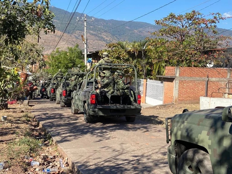 Convoy militar en Michoacán
