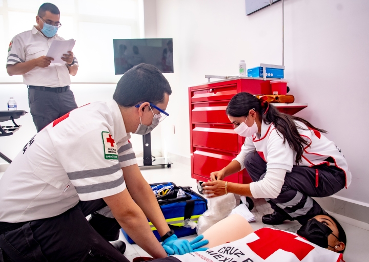 Atención de socorrista de la Cruz Roja