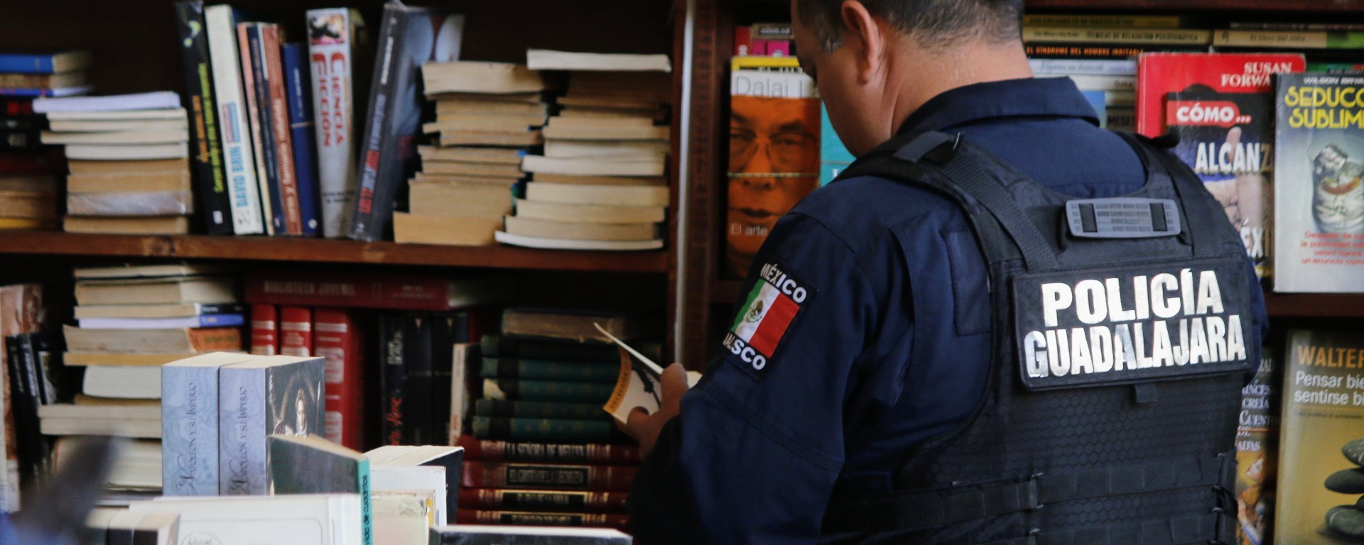 Policía de Guadalajara consulta un libro